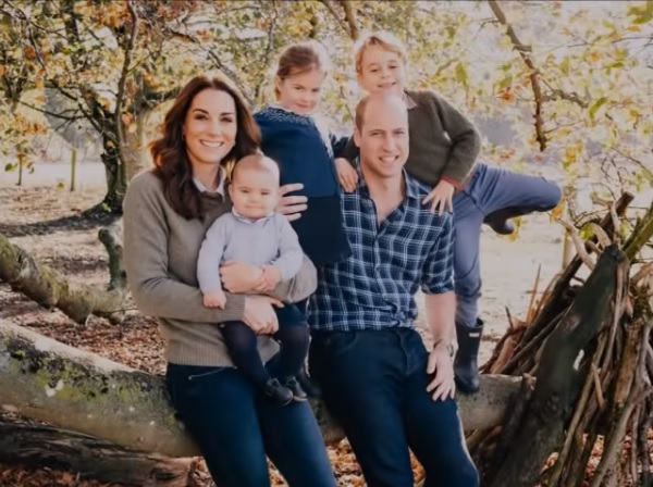 威廉王子選擇一張輕鬆的全家福照片。 圖:翻攝The Royal Family臉書 威廉王子選擇一張輕鬆的全家福照片。 圖:翻攝The Royal Family臉書