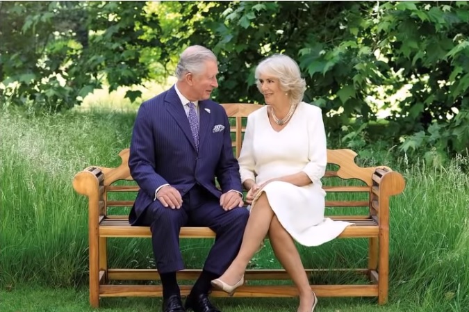 查爾斯王子釋出的照片是和妻子卡蜜拉深情對望。 圖:翻攝The Royal Family臉書 查爾斯王子釋出的照片是和妻子卡蜜拉深情對望。 圖:翻攝The Royal Family臉書