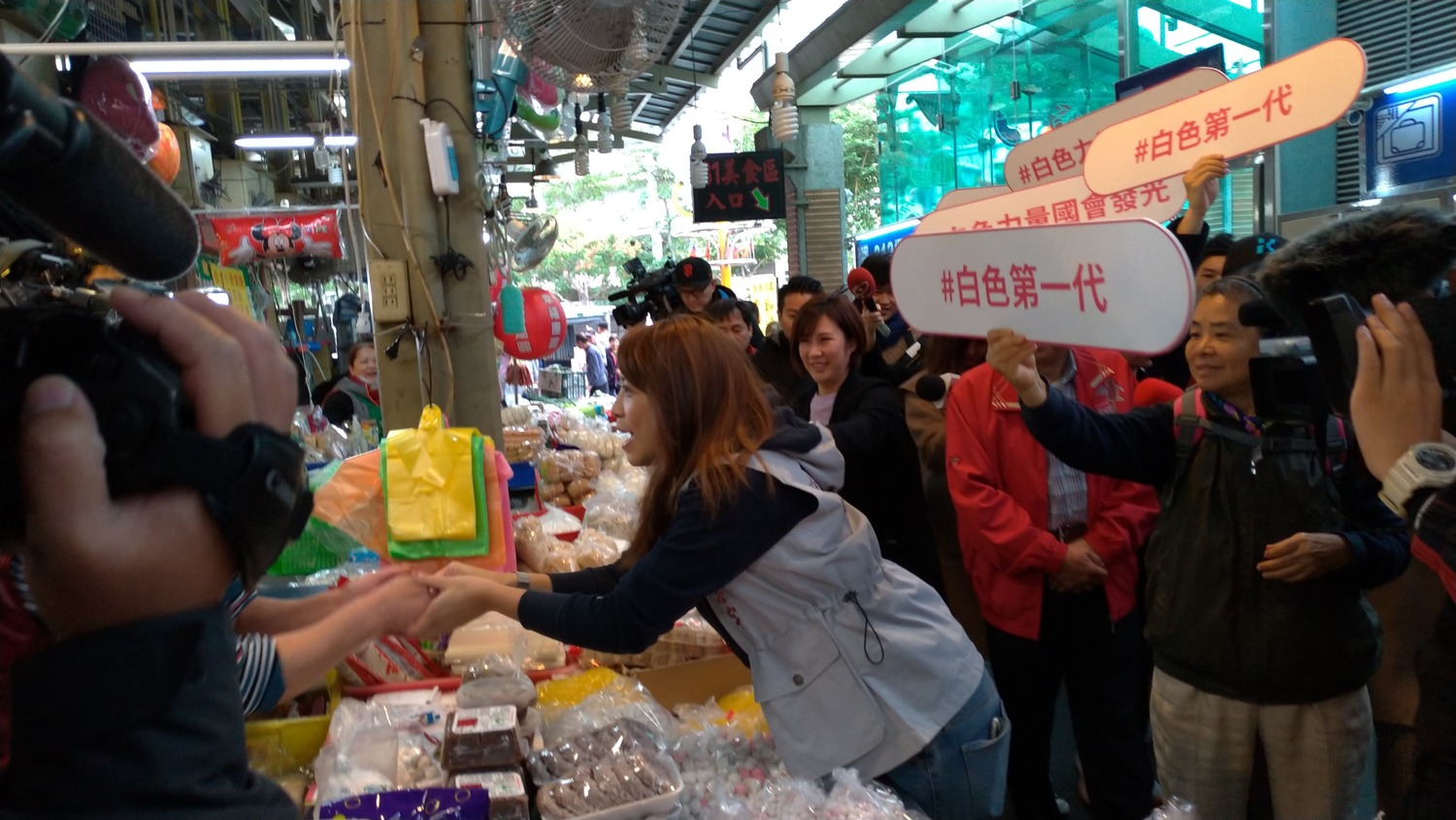 陳思宇今天前往士林市場掃街。 圖:陳佩君/攝 陳思宇今天前往士林市場掃街。 圖:陳佩君/攝