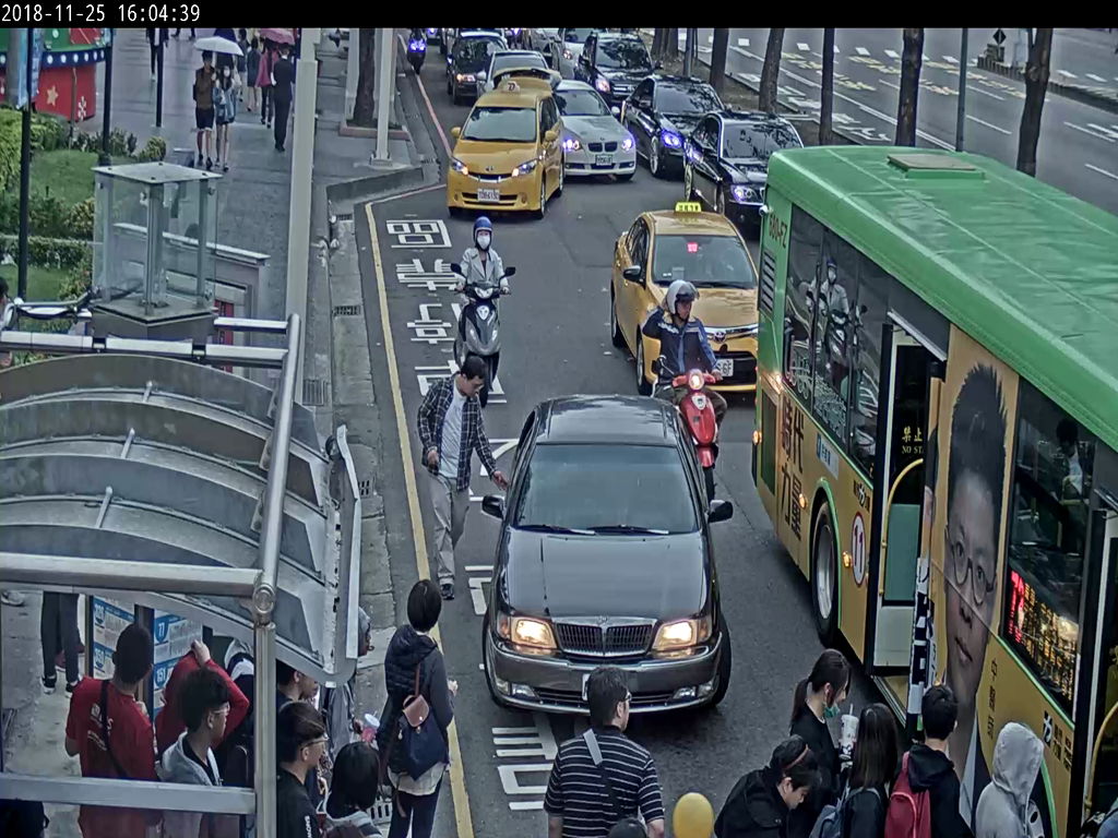 部分駕駛人貪圖方便,常將車輛停放在公車停靠區,導致公車無法正常停靠路邊。 圖:台中市政府/提供 部分駕駛人貪圖方便,常將車輛停放在公車停靠區,導致公車無法正常停靠路邊。 圖:台中市政府/提供
