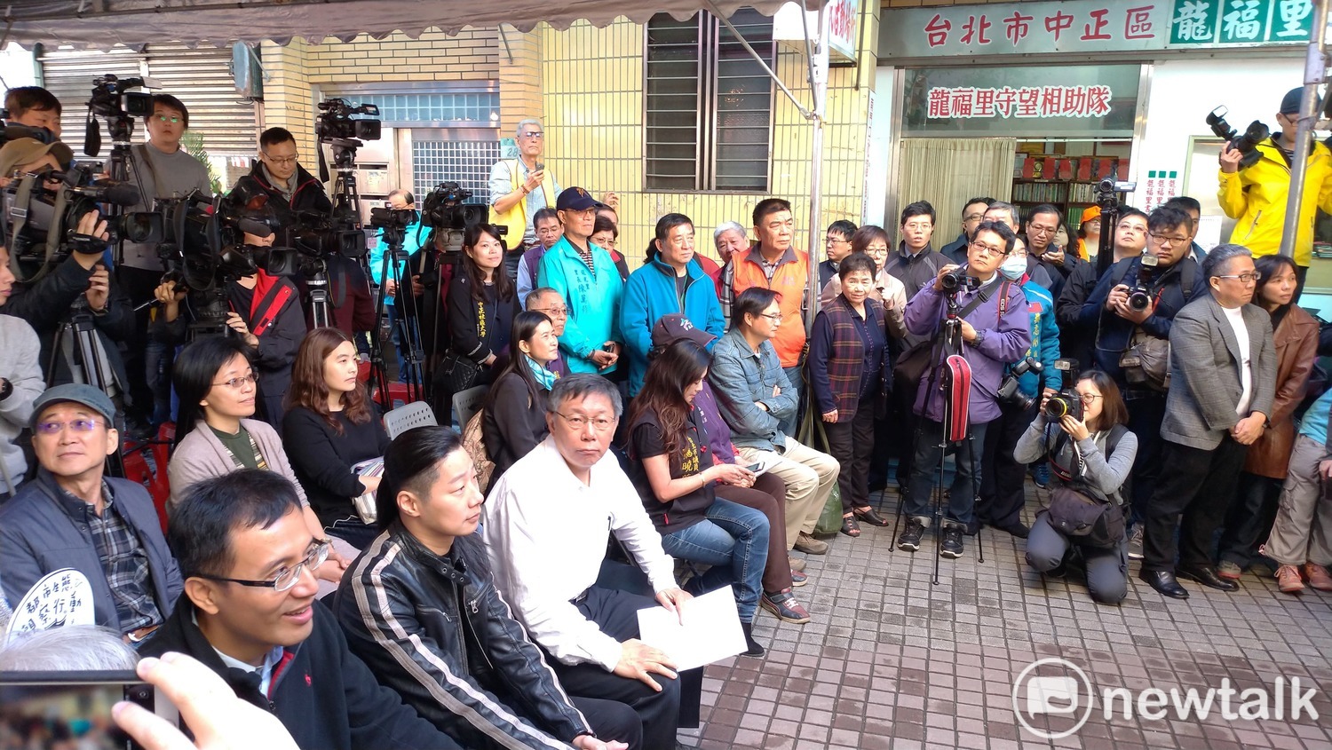 柯文哲今天參加牯嶺街書香創意市集活動,與立委林昶佐、當地議員同台。 柯文哲今天參加牯嶺街書香創意市集活動,與立委林昶佐、當地議員同台。