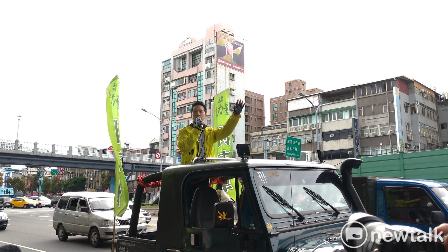何志偉啟動掃街行程。 圖:陳佩君/攝 何志偉啟動掃街行程。 圖:陳佩君/攝