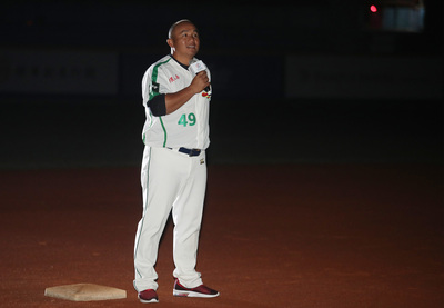 中職退役球星張泰山的經紀公司15日選台體大棒球場為他舉辦正式引退儀式,張泰山穿著昔日興農牛球衣,站 在三壘壘包旁,細數球員生涯的感動,感謝球迷一路支持。 圖:中央社 中職退役球星張泰山的經紀公司15日選台體大棒球場為他舉辦正式引退儀式,張泰山穿著昔日興農牛球衣,站 在三壘壘包旁,細數球員生涯的感動,感謝球迷一路支持。 圖:中央社