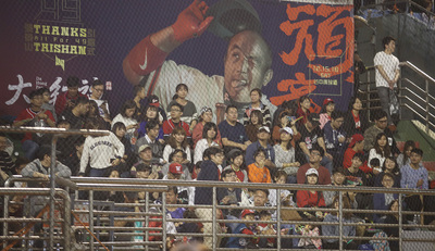 中職退役球星張泰山15日在台體大棒球場出席經紀公司安排的正式引退儀式,吸引約4300名球迷進場見證。 圖:中央社 中職退役球星張泰山15日在台體大棒球場出席經紀公司安排的正式引退儀式,吸引約4300名球迷進場見證。 圖:中央社