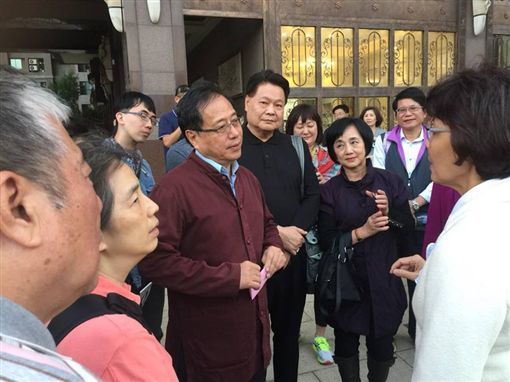 李來希一行人到高雄參觀建案。 圖:翻攝李來希臉書 李來希一行人到高雄參觀建案。 圖:翻攝李來希臉書