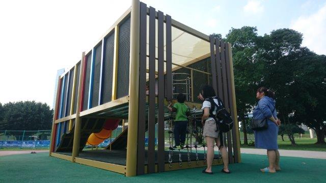以貨櫃屋為造型的小型遊玩空間,設有攀爬及溜滑梯遊具。 圖:新北市政府/提供 以貨櫃屋為造型的小型遊玩空間,設有攀爬及溜滑梯遊具。 圖:新北市政府/提供