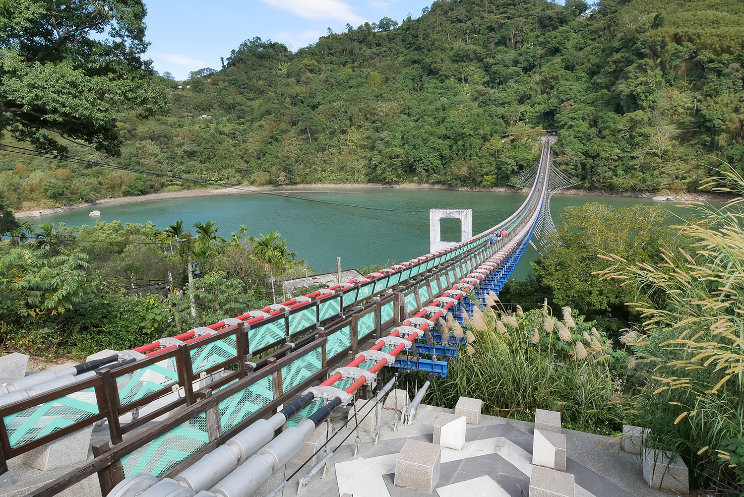 復興區新溪口吊橋,可以看見大自然群山環繞的美景。 圖:桃園市政府/提供 復興區新溪口吊橋,可以看見大自然群山環繞的美景。 圖:桃園市政府/提供