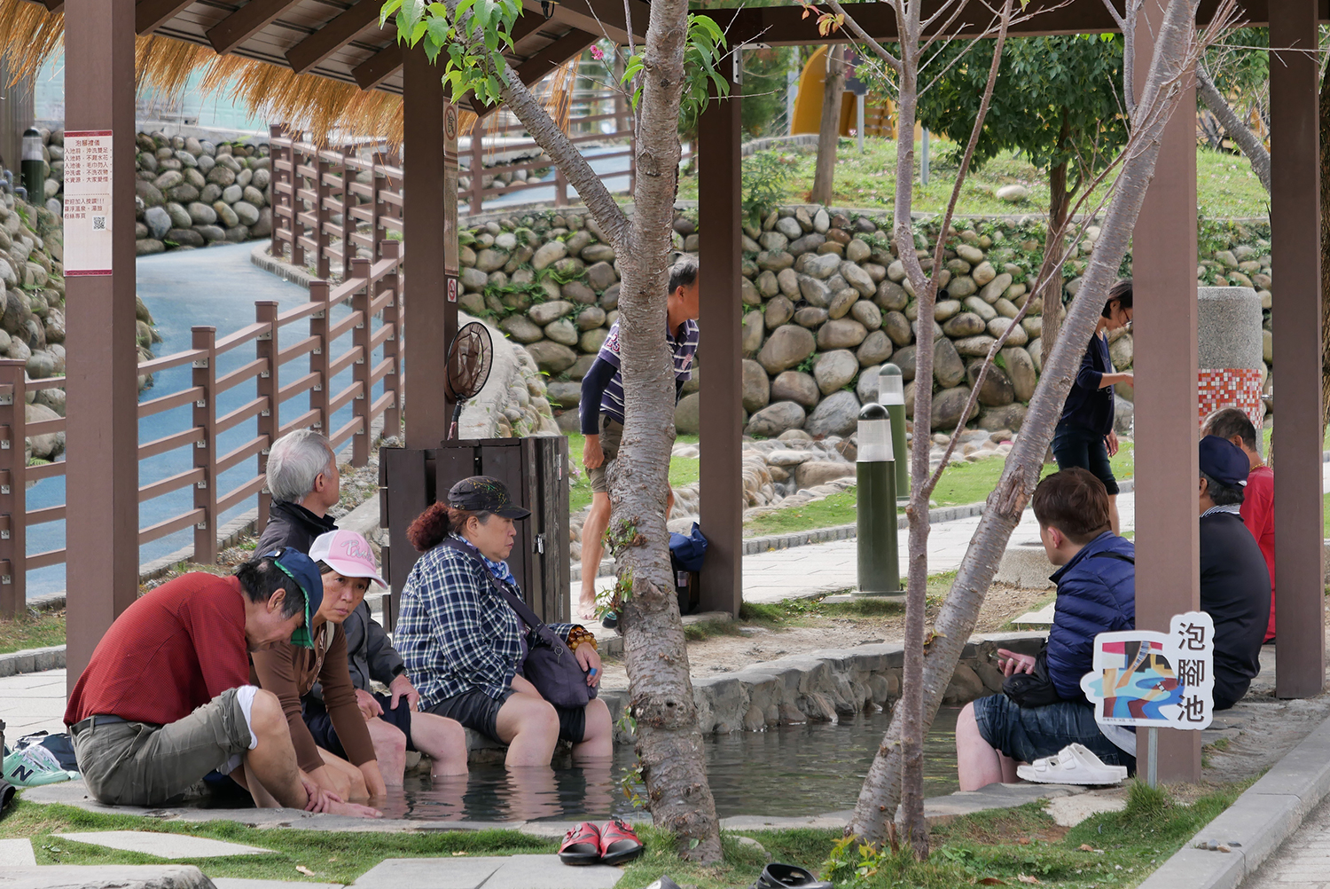 羅浮接駁站旁的泡腳池。 圖:桃園市政府/提供 羅浮接駁站旁的泡腳池。 圖:桃園市政府/提供