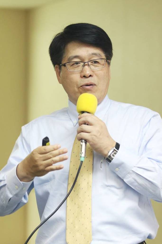 宣佈參選民進黨主席的游盈隆今天表示,「『中生代全面接班』的說法在此時此刻提出,是很有問題的,是經不起檢驗的。」提出4點論述,並引用英文歌曲「他不重,他是我兄弟」(He Ain't heavy, he is my brother),講述參選黨主席的心情寫照。 取自游盈隆臉書 宣佈參選民進黨主席的游盈隆今天表示,「『中生代全面接班』的說法在此時此刻提出,是很有問題的,是經不起檢驗的。」提出4點論述,並引用英文歌曲「他不重,他是我兄弟」(He Ain't heavy, he is my brother),講述參選黨主席的心情寫照。 取自游盈隆臉書