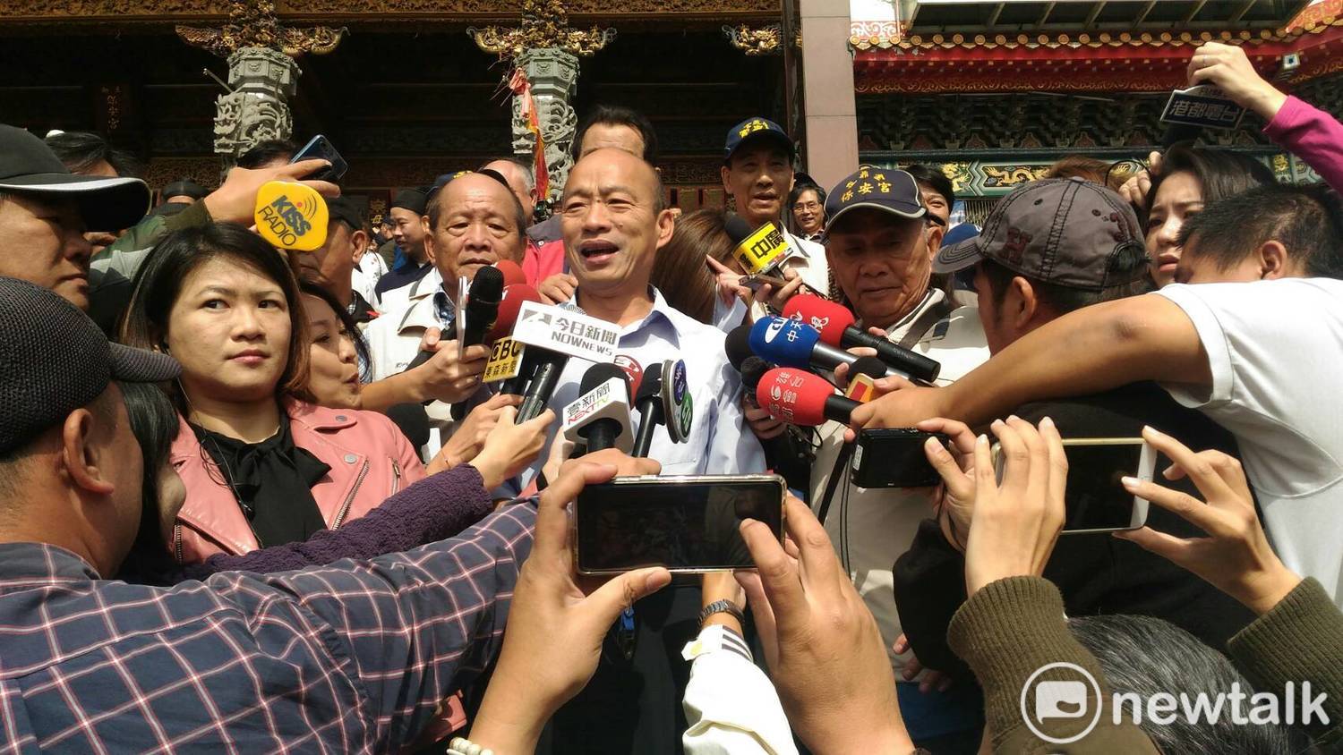 韓國瑜到保安宮被大批媒體包圍。 圖 : 孫家銘/攝 韓國瑜到保安宮被大批媒體包圍。 圖 : 孫家銘/攝
