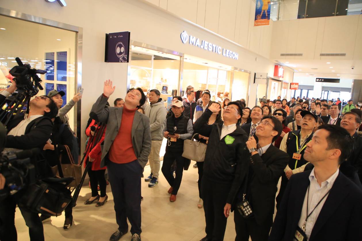 林右昌率團參訪台中港三井OUTLET 圖:王宸宇攝 林右昌率團參訪台中港三井OUTLET 圖:王宸宇攝