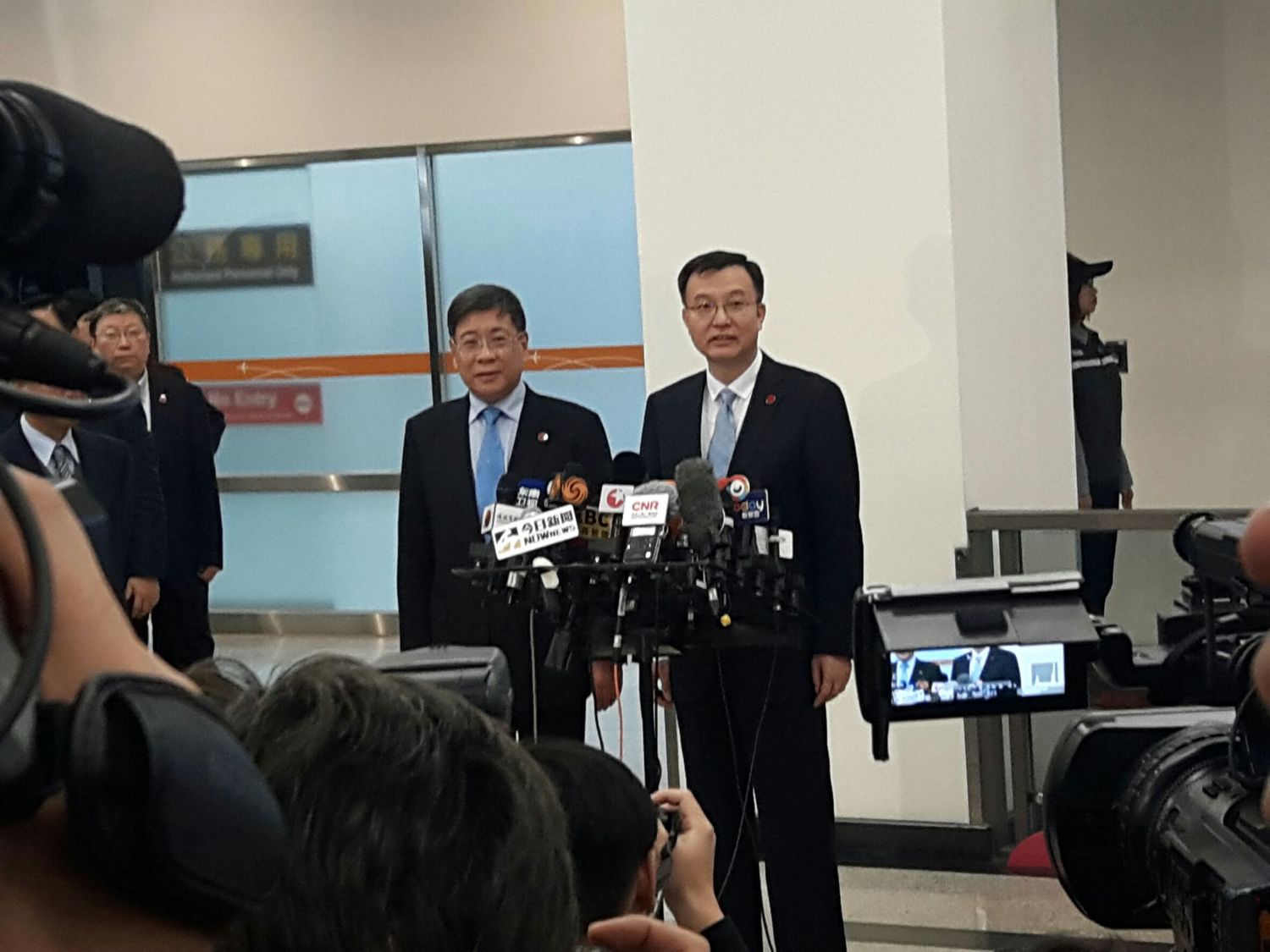 周波今稍早率大陸代表團抵達松山機場。 圖:林昀真/攝 周波今稍早率大陸代表團抵達松山機場。 圖:林昀真/攝