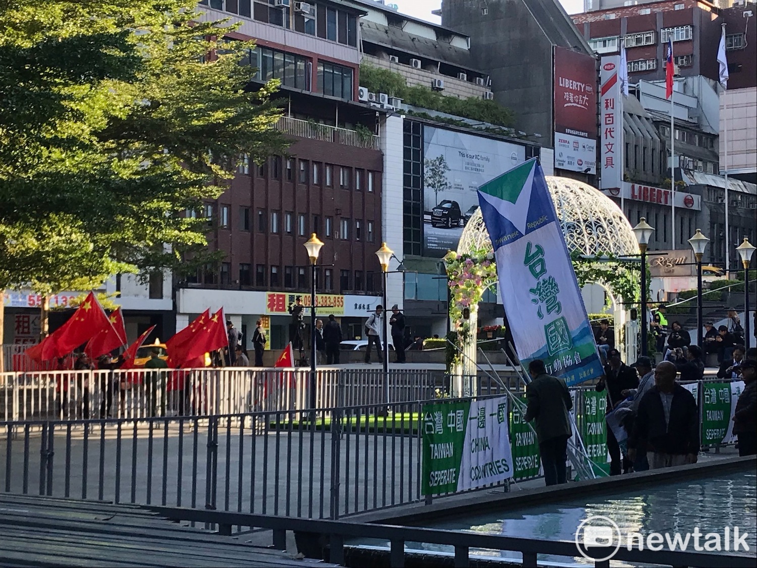獨派團體台灣國前往雙城論壇晶華酒店場外抗議。 圖 : 周煊惠 / 攝 獨派團體台灣國前往雙城論壇晶華酒店場外抗議。 圖 : 周煊惠 / 攝
