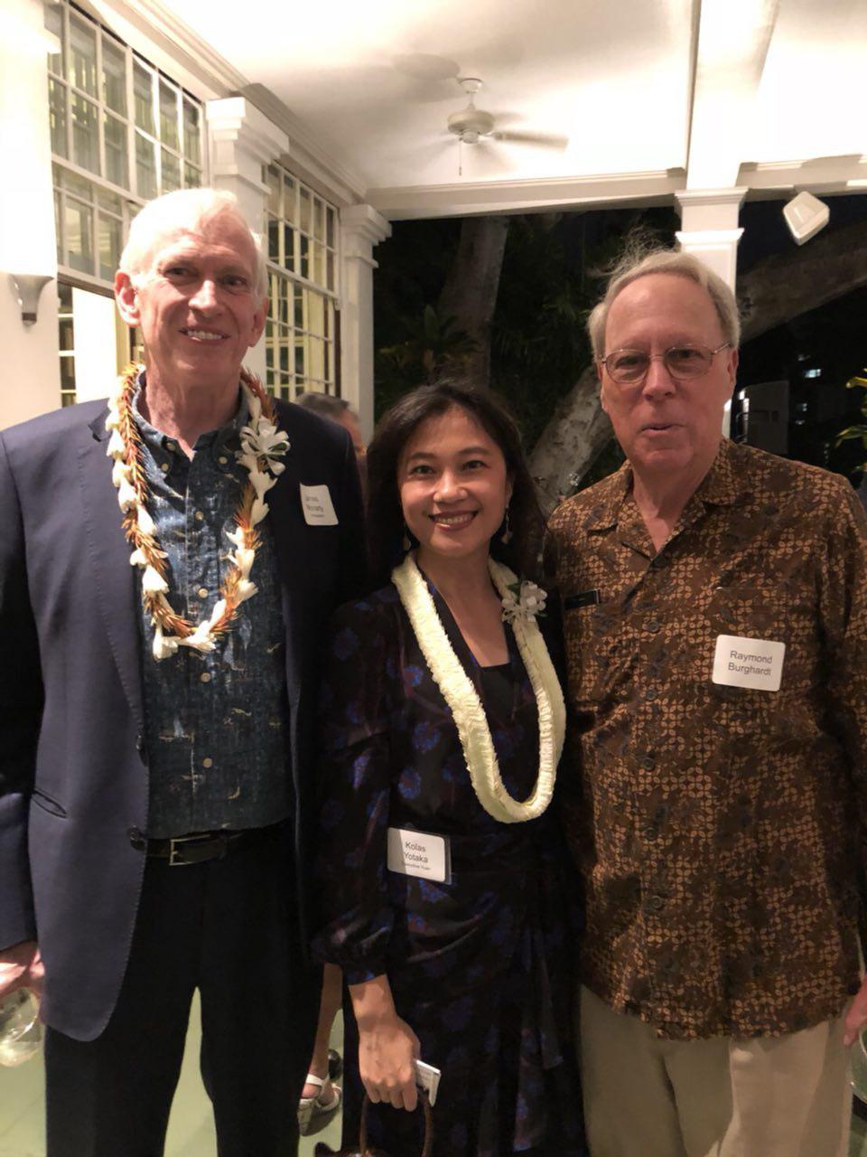 現任美國在台協會主席莫健(James Moriarty,左)以及前美國在台協會主席薄瑞光(Raymond Burghardt,右)也出席盛會,Kolas發言人與兩位前後任AIT主席相談甚歡。 圖:行政院提供 現任美國在台協會主席莫健(James Moriarty,左)以及前美國在台協會主席薄瑞光(Raymond Burghardt,右)也出席盛會,Kolas發言人與兩位前後任AIT主席相談甚歡。 圖:行政院提供