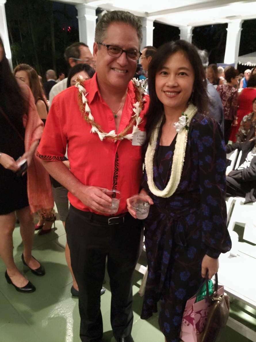 Kolas發言人與當地具有影響力的原住民籍州參議員Kalani English(左)為舊識,再次碰面敘舊。 圖:行政院提供 Kolas發言人與當地具有影響力的原住民籍州參議員Kalani English(左)為舊識,再次碰面敘舊。 圖:行政院提供
