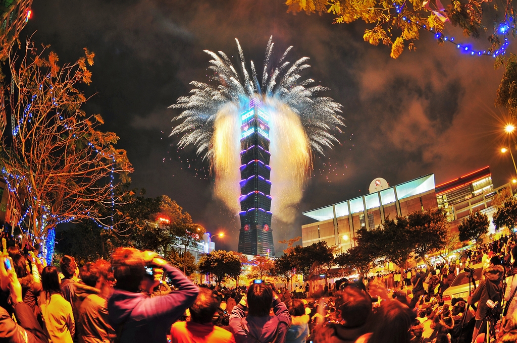 台北101的跨年煙火是歷年來跨年活動的重頭戲。 圖:交通部觀光局/提供 台北101的跨年煙火是歷年來跨年活動的重頭戲。 圖:交通部觀光局/提供