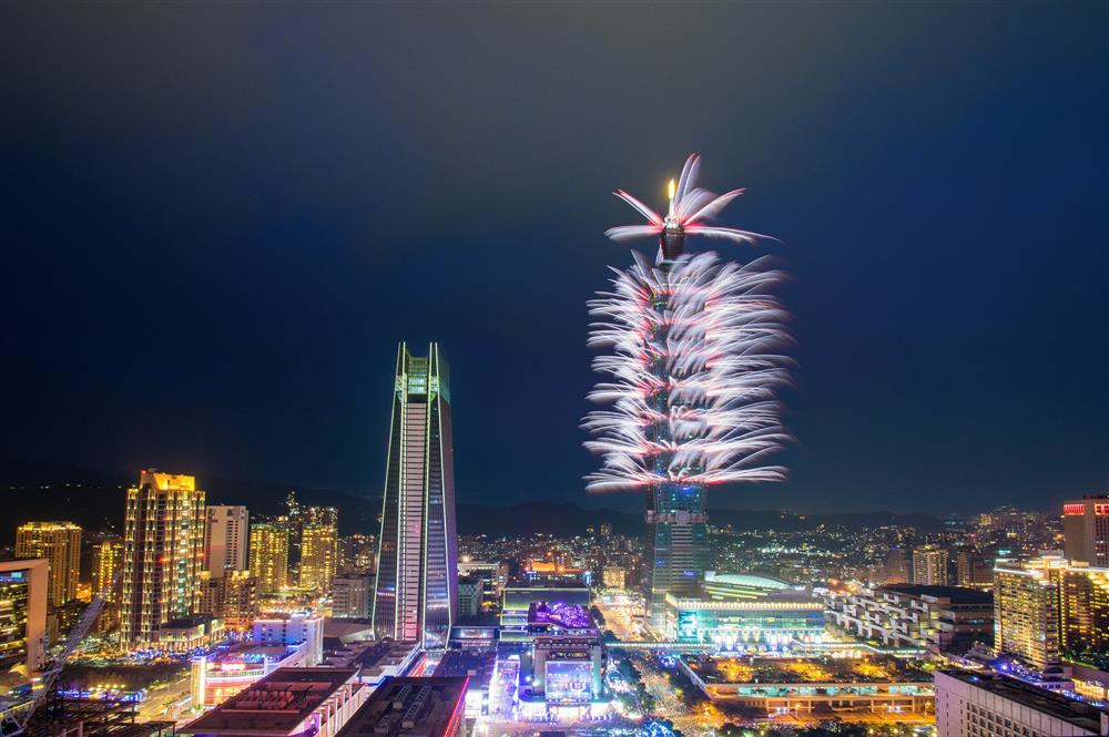 今年台北101的跨年煙火的施放時間,從300秒延長至360秒,而煙火數量預計是和去年相同的1.6萬發。 圖:台北101/提供 今年台北101的跨年煙火的施放時間,從300秒延長至360秒,而煙火數量預計是和去年相同的1.6萬發。 圖:台北101/提供