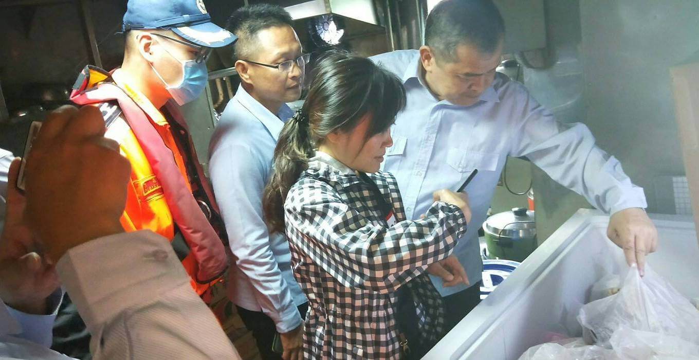 非洲豬瘟疫情持續延燒,為全力防堵疫情,農委會祭出重罰,違規攜帶肉品入境者。 非洲豬瘟疫情持續延燒,為全力防堵疫情,農委會祭出重罰,違規攜帶肉品入境者。