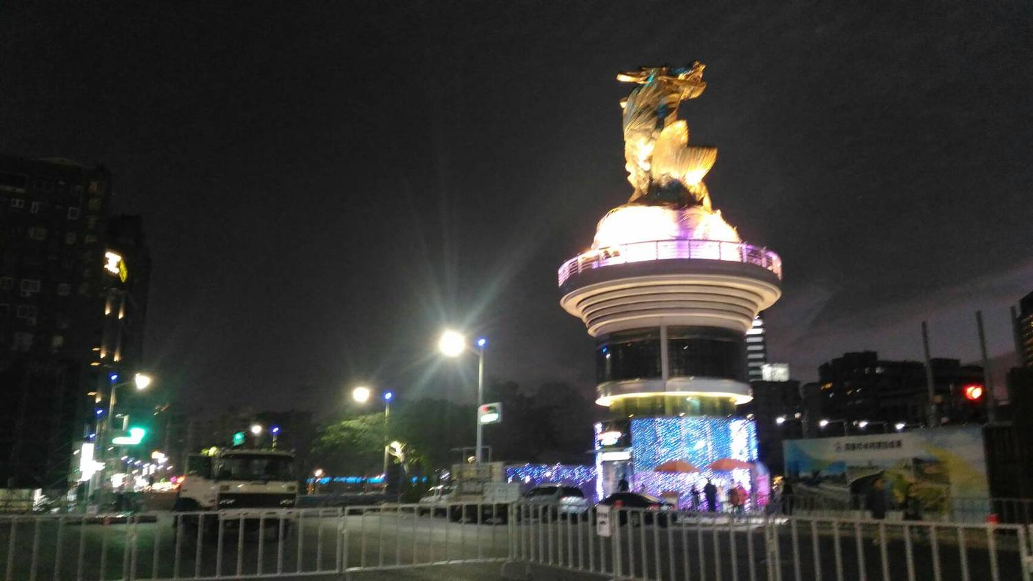 主舞台前鰲躍龍翔地標夜景十分美麗 圖:孫家銘/攝 主舞台前鰲躍龍翔地標夜景十分美麗 圖:孫家銘/攝