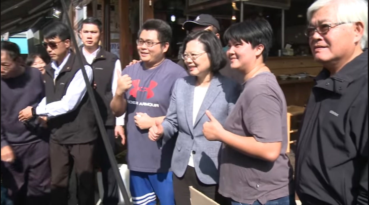 總統蔡英文與民眾合影 圖:截取自蔡英文臉書 總統蔡英文與民眾合影 圖:截取自蔡英文臉書