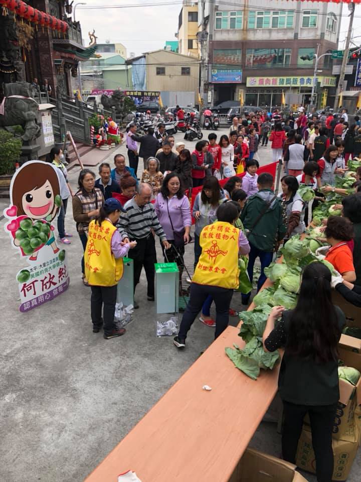 台中立委何欣純舉辦高麗菜公益活動。 圖:何欣純/提供 台中立委何欣純舉辦高麗菜公益活動。 圖:何欣純/提供