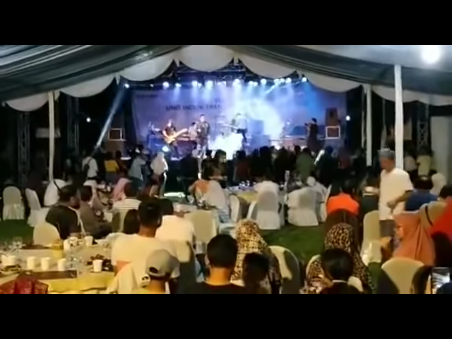 印尼國家電力公司約200名員工昨晚參加在爪哇西部萬丹省雷桑角(Tanjung Lesung)海灘一帶舉行的露天音樂會,不料遭遇海嘯襲擊。 圖:翻攝自Youtube 印尼國家電力公司約200名員工昨晚參加在爪哇西部萬丹省雷桑角(Tanjung Lesung)海灘一帶舉行的露天音樂會,不料遭遇海嘯襲擊。 圖:翻攝自Youtube