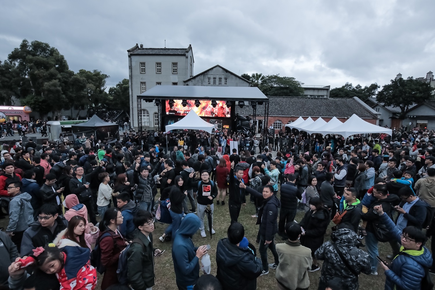 《天堂M》週年活動於台北啟程首站號召忠實玩家同樂,現場瞬間湧入千名玩家擠爆華山廣場! 《天堂M》週年活動於台北啟程首站號召忠實玩家同樂,現場瞬間湧入千名玩家擠爆華山廣場!