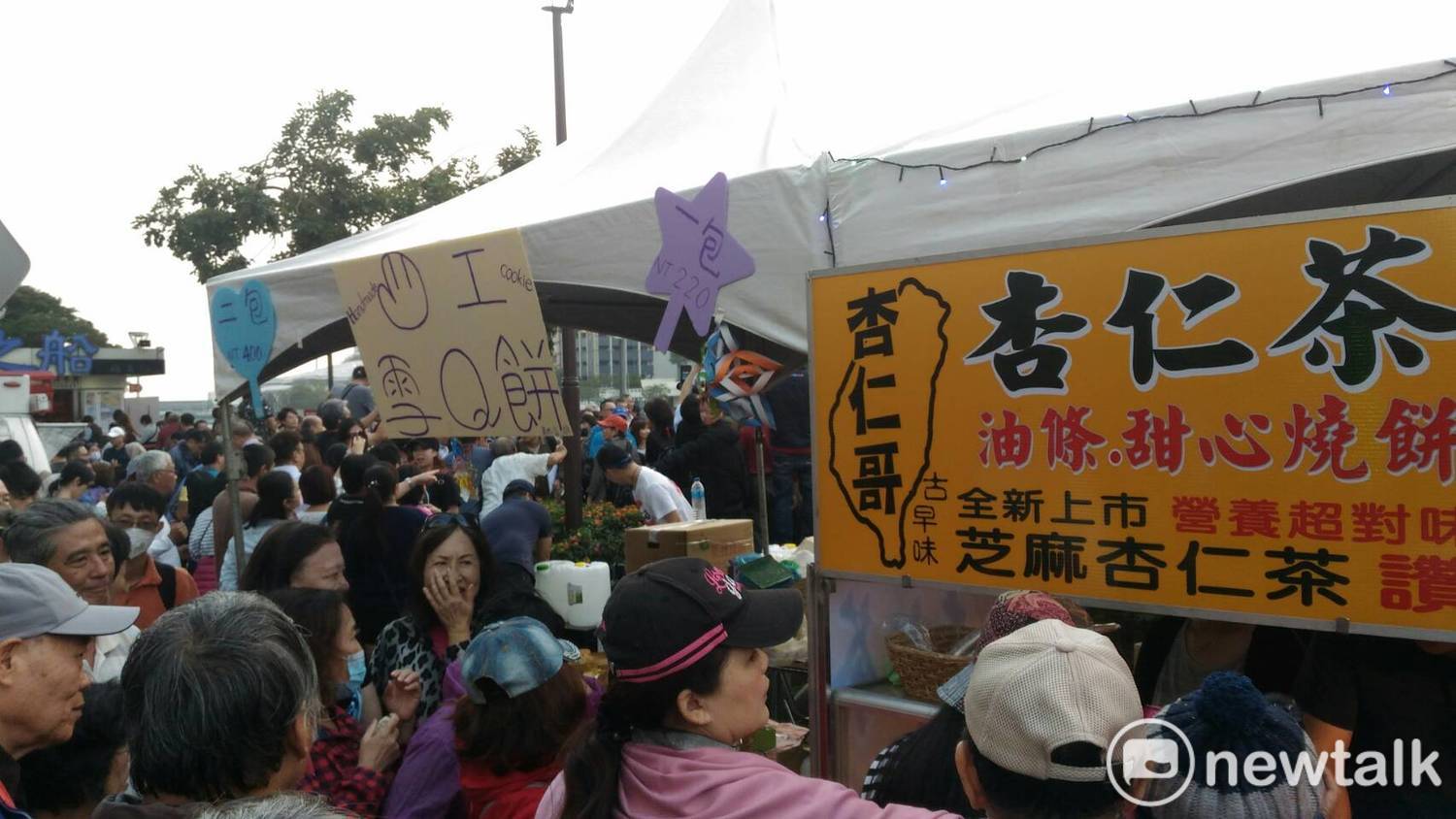 「杏仁哥」攤位前大排長龍 圖:孫家銘/攝 「杏仁哥」攤位前大排長龍 圖:孫家銘/攝
