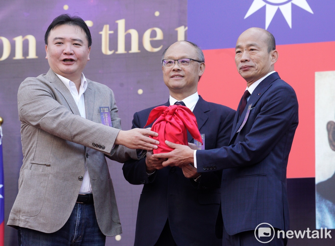 高雄市長韓國瑜今(25)日在愛河旁舉行就職典禮。 圖:張良一/攝 高雄市長韓國瑜今(25)日在愛河旁舉行就職典禮。 圖:張良一/攝