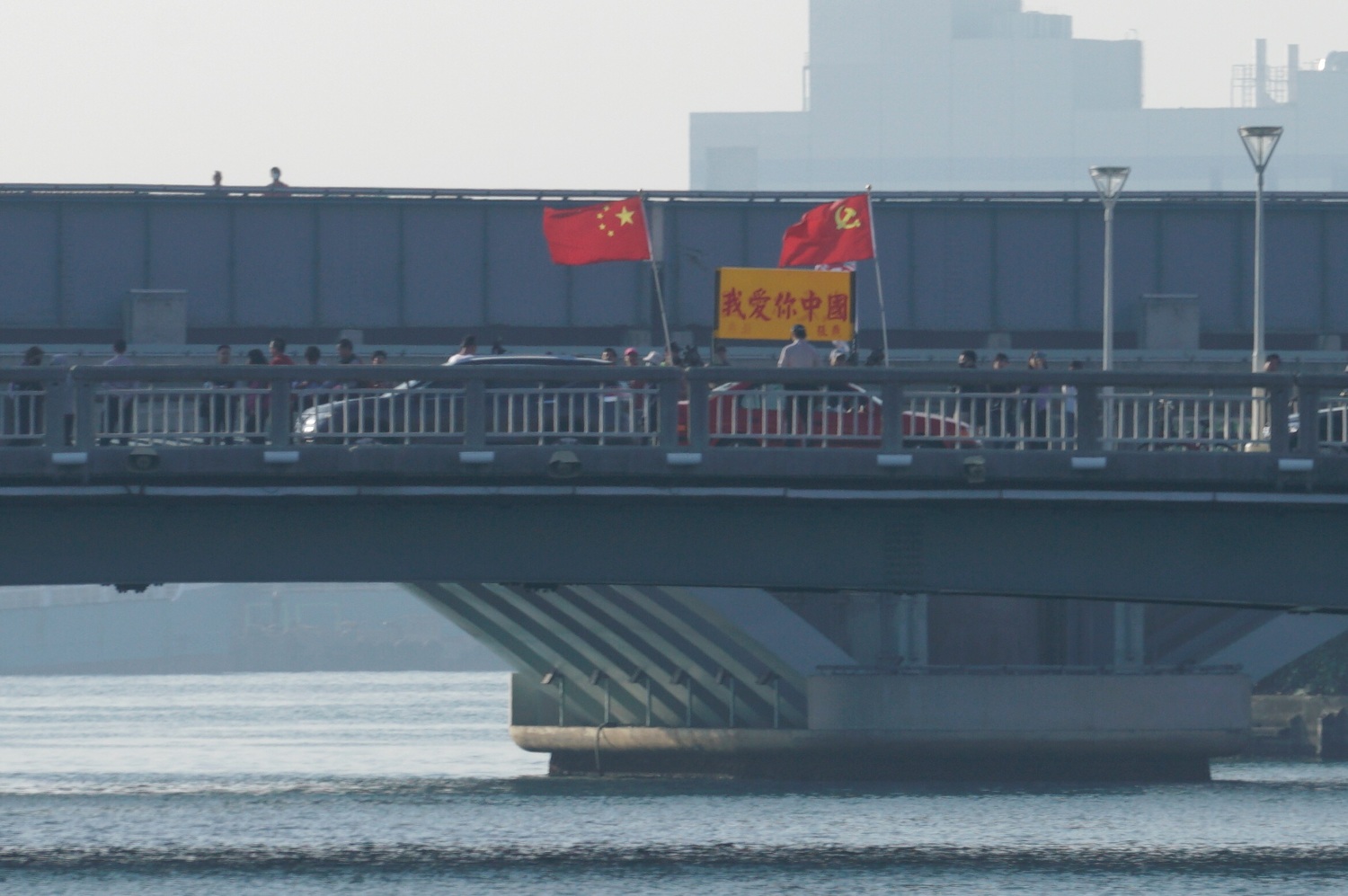 一面中國五星旗和中國共產黨旗出現在韓國瑜就職會場外的五福橋上。 圖:張良一/攝 一面中國五星旗和中國共產黨旗出現在韓國瑜就職會場外的五福橋上。 圖:張良一/攝