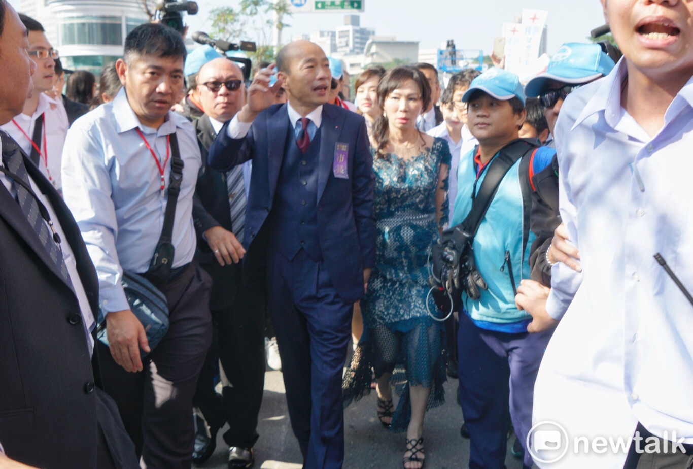 高雄市長韓國瑜與妻子李佳芬共同進場。 圖:張良一/攝 高雄市長韓國瑜與妻子李佳芬共同進場。 圖:張良一/攝