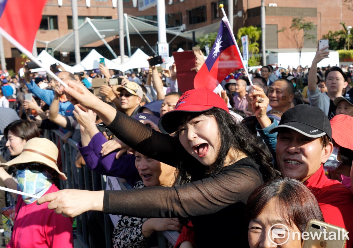 韓國瑜就職典禮,許多韓粉也到場支持。 圖:張良一/攝 韓國瑜就職典禮,許多韓粉也到場支持。 圖:張良一/攝