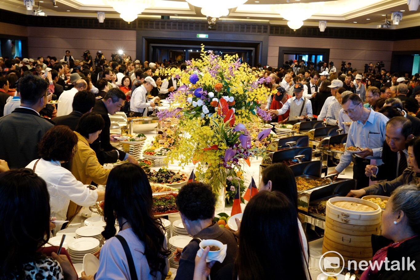 韓國瑜邀請賓客們至高雄國賓飯店吃「高雄風味小吃」。 圖:張良一/攝 韓國瑜邀請賓客們至高雄國賓飯店吃「高雄風味小吃」。 圖:張良一/攝
