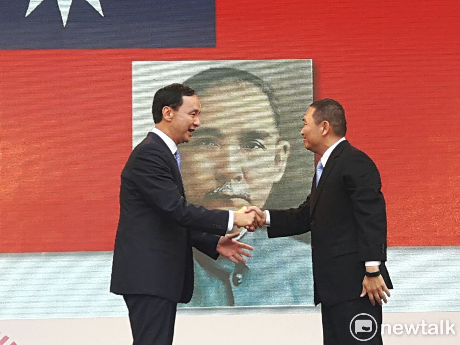 新北市卸任市長朱立倫向新任市長侯友宜握手致意送上祝福。 圖:林昀真/攝 新北市卸任市長朱立倫向新任市長侯友宜握手致意送上祝福。 圖:林昀真/攝
