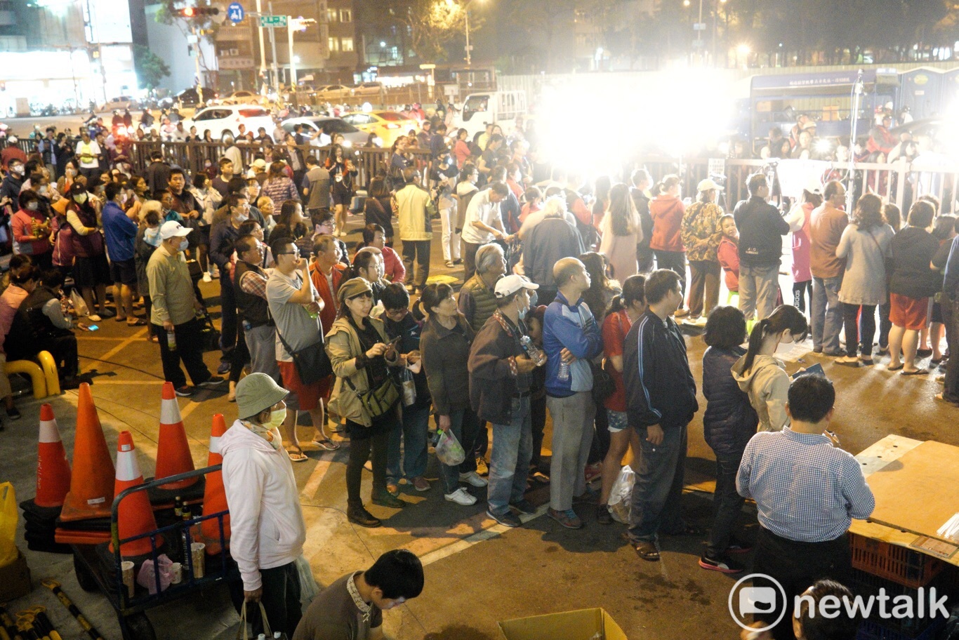 信任高雄市長韓國瑜晚間將履行選前承諾夜宿果菜公司,大批高雄市民在果菜公司外守候等待韓國瑜市長到來,不少人更是大排長龍領取免費咖啡和飲料。 圖:張良一/攝 信任高雄市長韓國瑜晚間將履行選前承諾夜宿果菜公司,大批高雄市民在果菜公司外守候等待韓國瑜市長到來,不少人更是大排長龍領取免費咖啡和飲料。 圖:張良一/攝