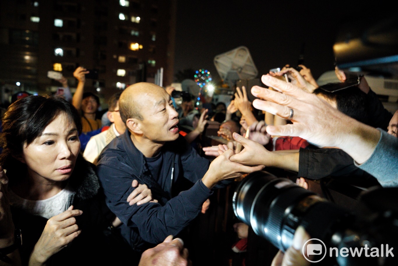 高雄市長韓國瑜和夫人李佳芬夜宿果菜公司前,受到支持者熱情的歡迎。 圖:張良一/攝 高雄市長韓國瑜和夫人李佳芬夜宿果菜公司前,受到支持者熱情的歡迎。 圖:張良一/攝