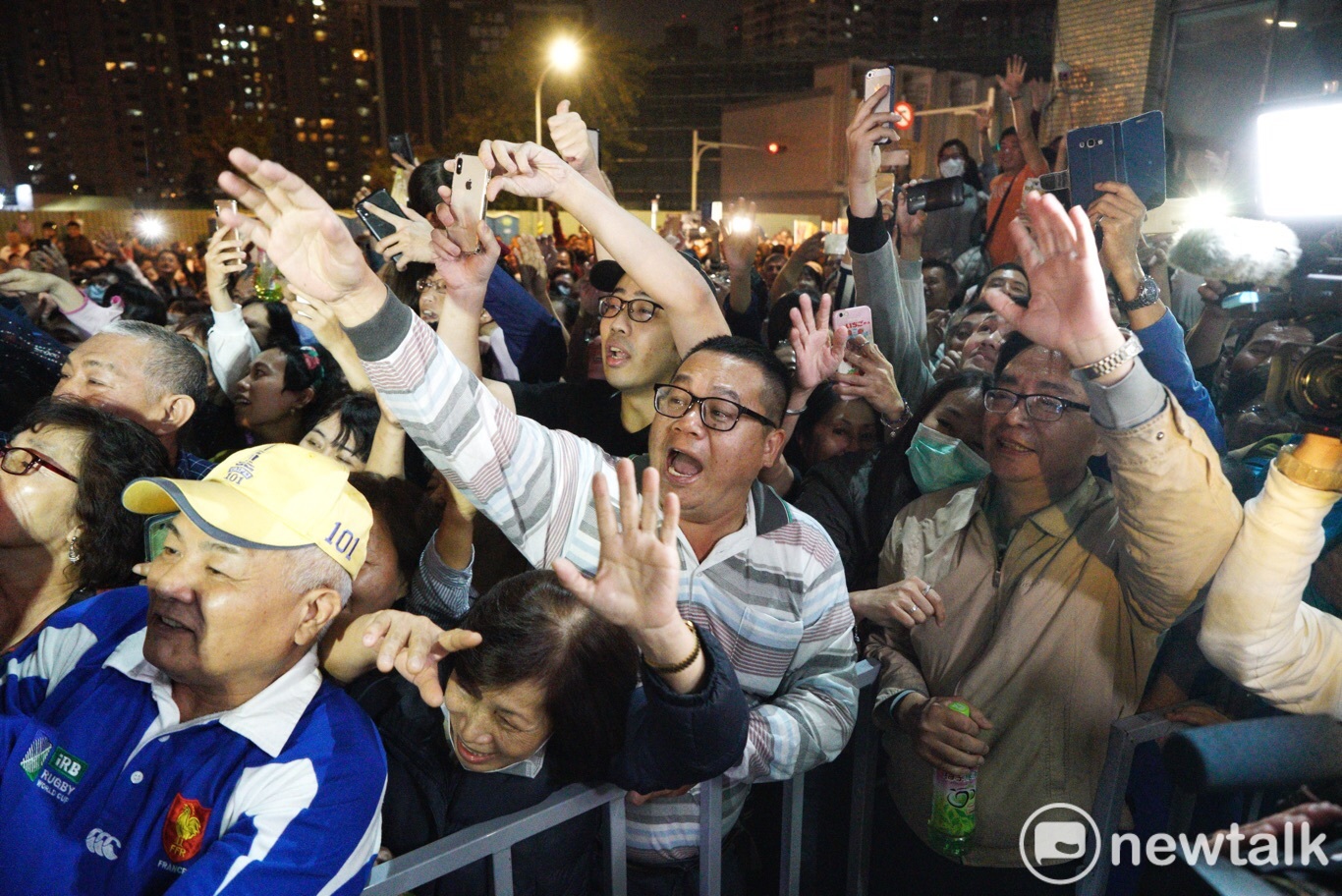 雄市長韓國瑜和夫人李佳芬夜宿果菜公司前,受到支持者熱情的歡迎。 圖:張良一/攝 雄市長韓國瑜和夫人李佳芬夜宿果菜公司前,受到支持者熱情的歡迎。 圖:張良一/攝