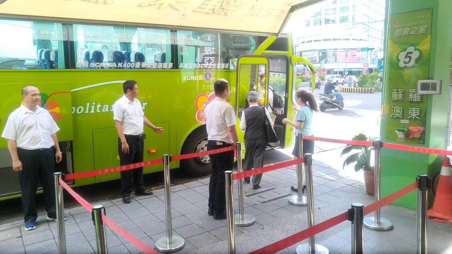 臺北客運及大都會客運在元旦連假期間,祭出疏運快速、票價優惠的四大措施。 圖:臺北暨大都會客運/提供 臺北客運及大都會客運在元旦連假期間,祭出疏運快速、票價優惠的四大措施。 圖:臺北暨大都會客運/提供