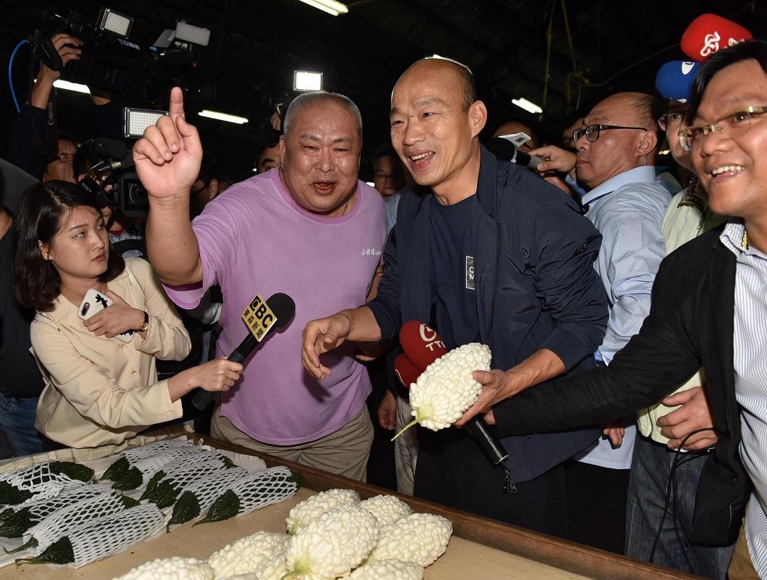 韓國瑜與果菜市場攤商交流。 圖:高雄市政府/提供 韓國瑜與果菜市場攤商交流。 圖:高雄市政府/提供