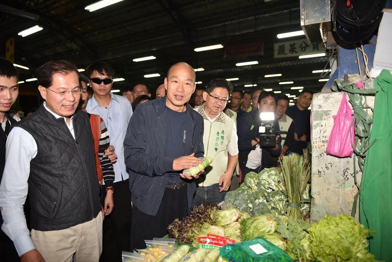 韓國瑜視察十全果菜市場,農業局長吳芳銘一同前往。 圖:高雄市政府/提供 韓國瑜視察十全果菜市場,農業局長吳芳銘一同前往。 圖:高雄市政府/提供