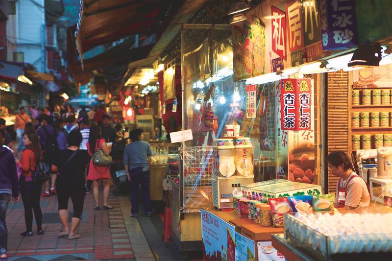 「烏來老街」大部分的商店都以原住民特色來發揮,遊客可以在這品嚐到原住民風味的山產美食。 圖:截自新北市政府觀光旅遊局 「烏來老街」大部分的商店都以原住民特色來發揮,遊客可以在這品嚐到原住民風味的山產美食。 圖:截自新北市政府觀光旅遊局