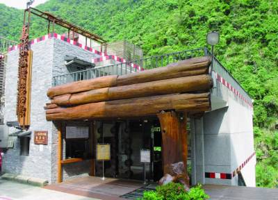 位於台車售票處旁的「烏來林業生活館」,是林務局經過5年籌備所規劃出來的博物館,展示烏來林業詳盡發展歷程。 圖:截自新北市政府觀光旅遊局 位於台車售票處旁的「烏來林業生活館」,是林務局經過5年籌備所規劃出來的博物館,展示烏來林業詳盡發展歷程。 圖:截自新北市政府觀光旅遊局