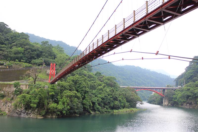 當你站在「烏來吊橋」時,可以看見南勢溪河岸景觀,又可北觀紅色觀光拱橋,南望南勢、桶後溪匯流及露天溫泉的特殊景緻。 圖:截自新北市政府觀光旅遊局 當你站在「烏來吊橋」時,可以看見南勢溪河岸景觀,又可北觀紅色觀光拱橋,南望南勢、桶後溪匯流及露天溫泉的特殊景緻。 圖:截自新北市政府觀光旅遊局