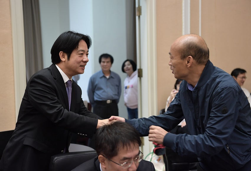 閣揆賴清德與高雄市長韓國瑜握手。 圖:行政院提供 閣揆賴清德與高雄市長韓國瑜握手。 圖:行政院提供