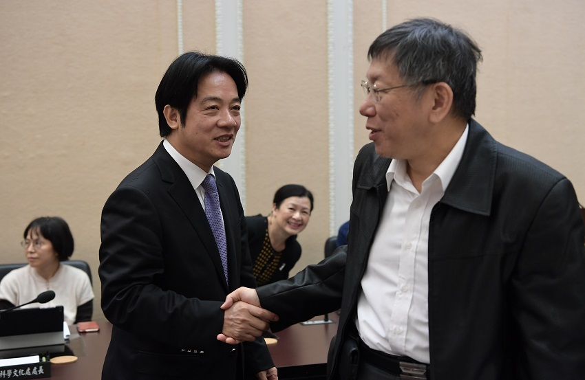 閣揆賴清德與台北市長柯文哲握手致意。 圖:行政院/提供 閣揆賴清德與台北市長柯文哲握手致意。 圖:行政院/提供