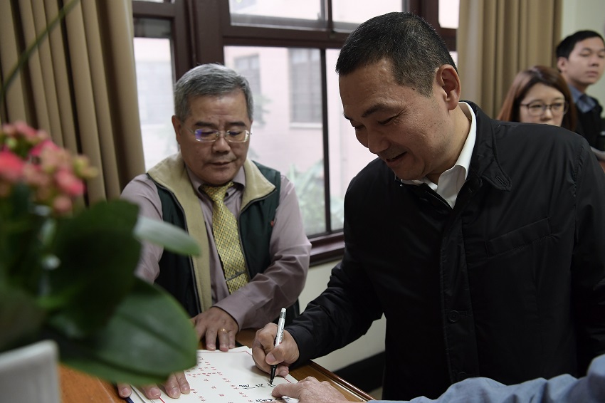 新北市長侯友宜簽到。 圖:行政院/提供 新北市長侯友宜簽到。 圖:行政院/提供
