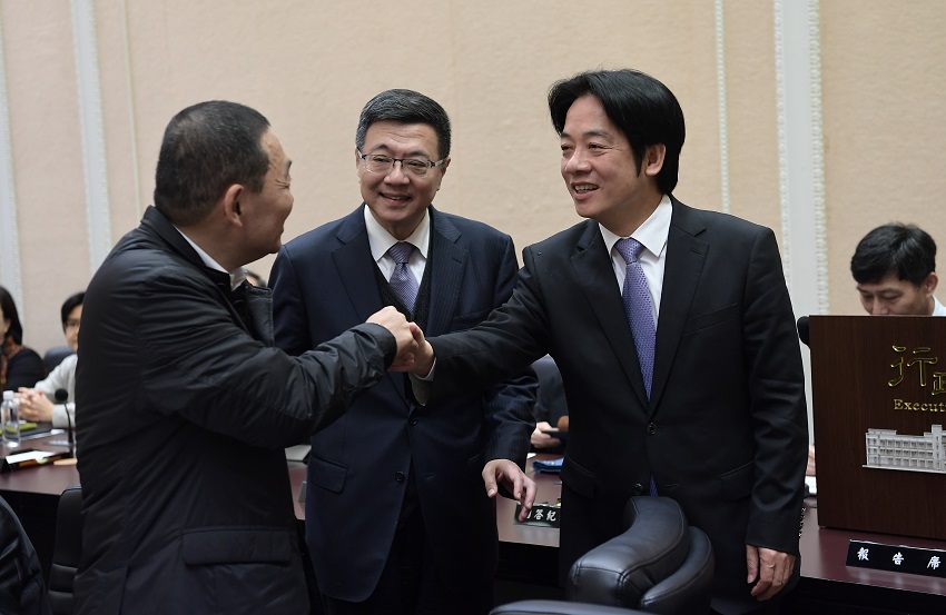 閣揆賴清德與新北市長侯友宜握手致意。 閣揆賴清德與新北市長侯友宜握手致意。