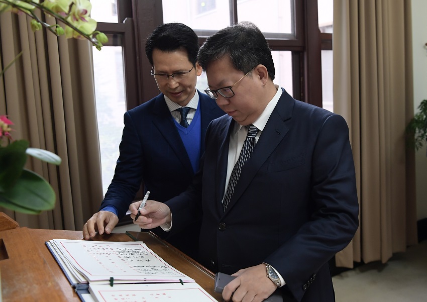 桃園市長鄭文燦簽到。 圖:行政院/提供 桃園市長鄭文燦簽到。 圖:行政院/提供