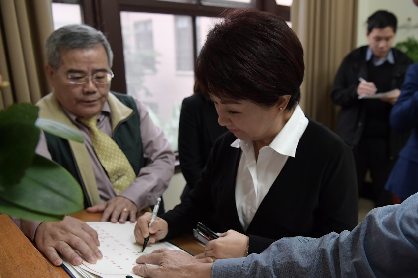 台中市長盧秀燕簽到。 圖:行政院/提供 台中市長盧秀燕簽到。 圖:行政院/提供