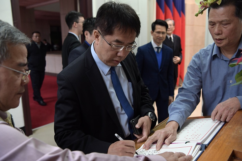 台南市長黃偉哲簽到。 圖:行政院/提供 台南市長黃偉哲簽到。 圖:行政院/提供